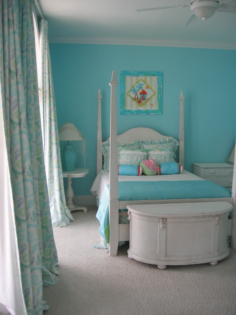 turquoise-wall-bedroom
